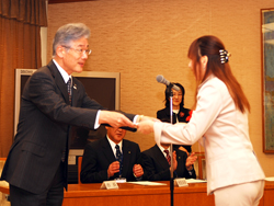 平松市長さんより受賞の賞状が手渡されました